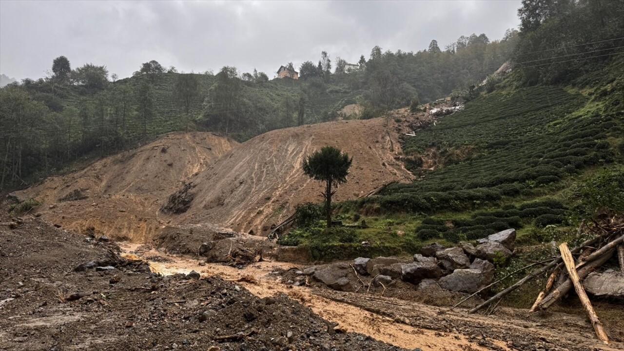 Rize'de aralıklarla devam eden yağış, Çayeli ilçesinde sağanağa dönüştü. İlçenin, 21 Ekim'de...