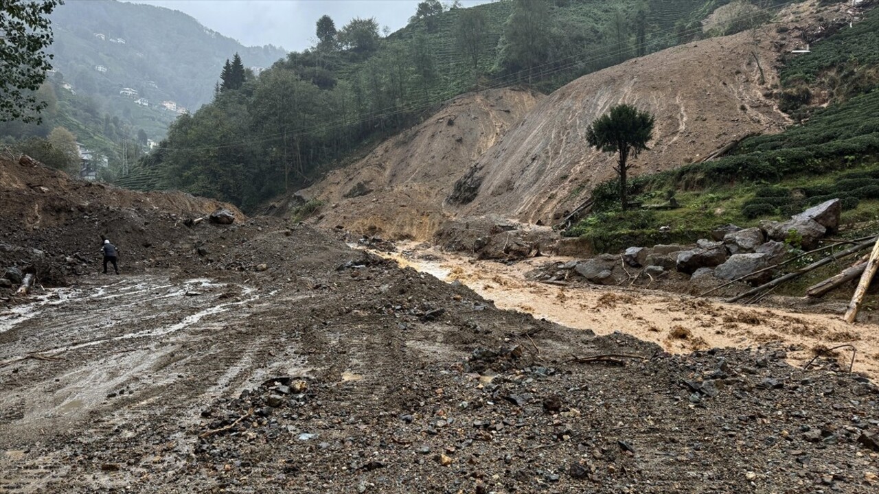 Rize'de aralıklarla devam eden yağış, Çayeli ilçesinde sağanağa dönüştü. İlçenin, 21 Ekim'de...