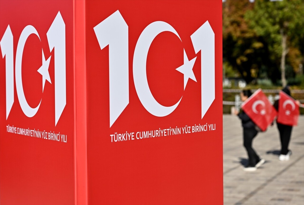 Başkentte Cumhuriyet'in kuruluşunun 101'inci yıl dönümü dolayısıyla "T.C. Yaşasın Cumhuriyet...