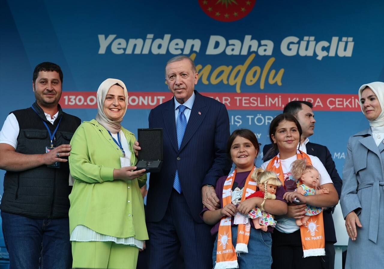 Cumhurbaşkanı Recep Tayyip Erdoğan, Hatay'da Gülderen Mahallesi TOKİ Konutları'nda düzenlenen...