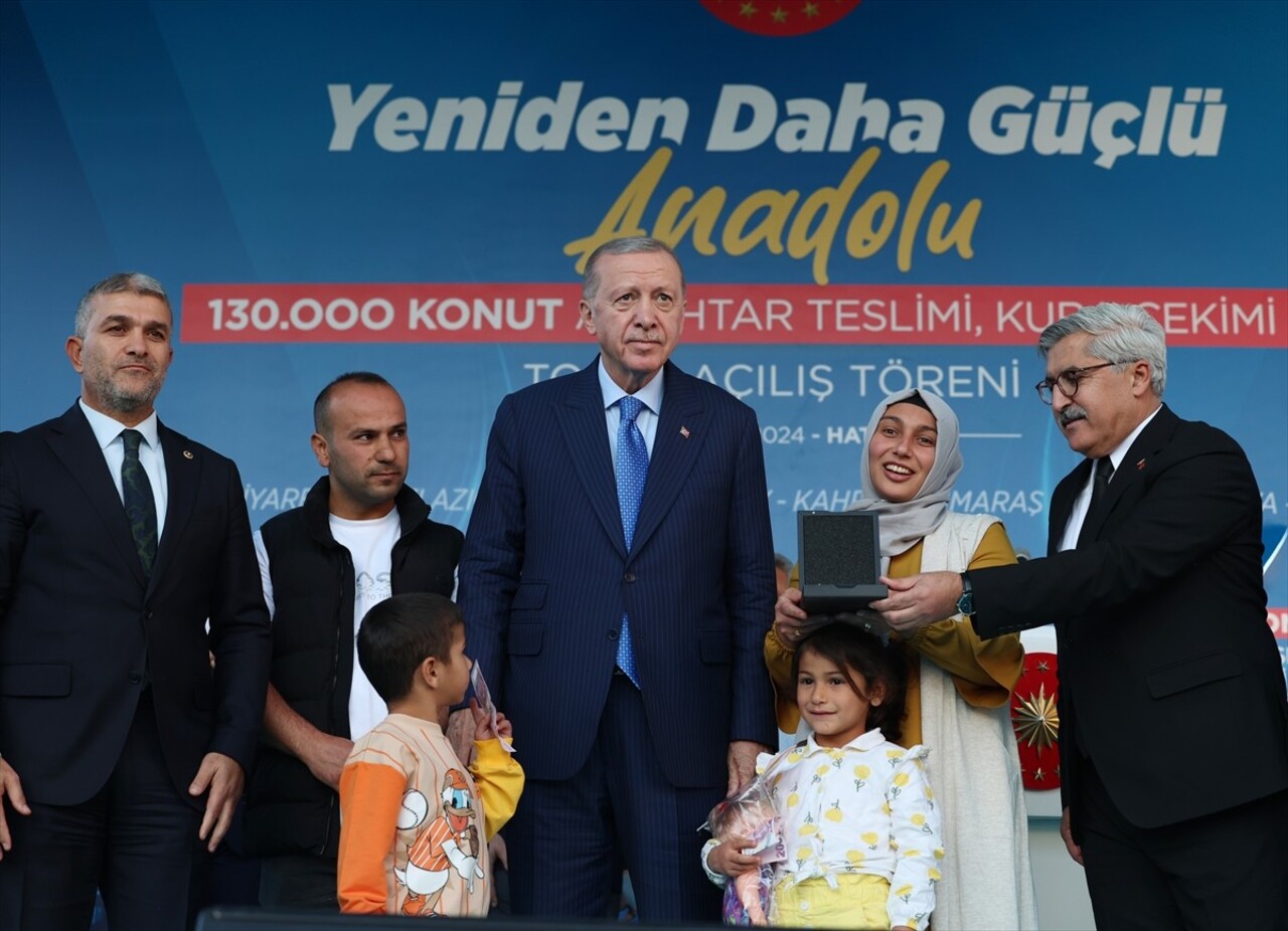 Cumhurbaşkanı Recep Tayyip Erdoğan, Hatay'da Gülderen Mahallesi TOKİ Konutları'nda düzenlenen...