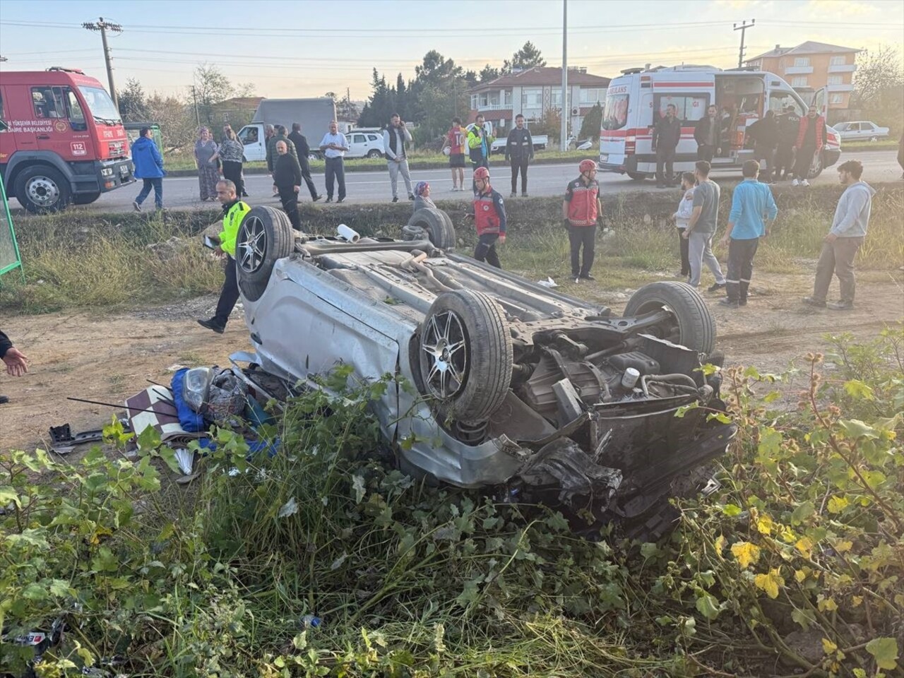 Sakarya'nın Kocaali ilçesinde otomobilin takla atması sonucu 3 kişi yaralandı.