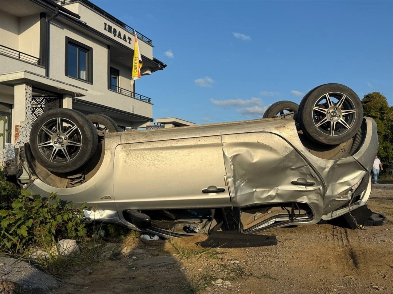 Sakarya'nın Kocaali ilçesinde otomobilin takla atması sonucu 3 kişi yaralandı.