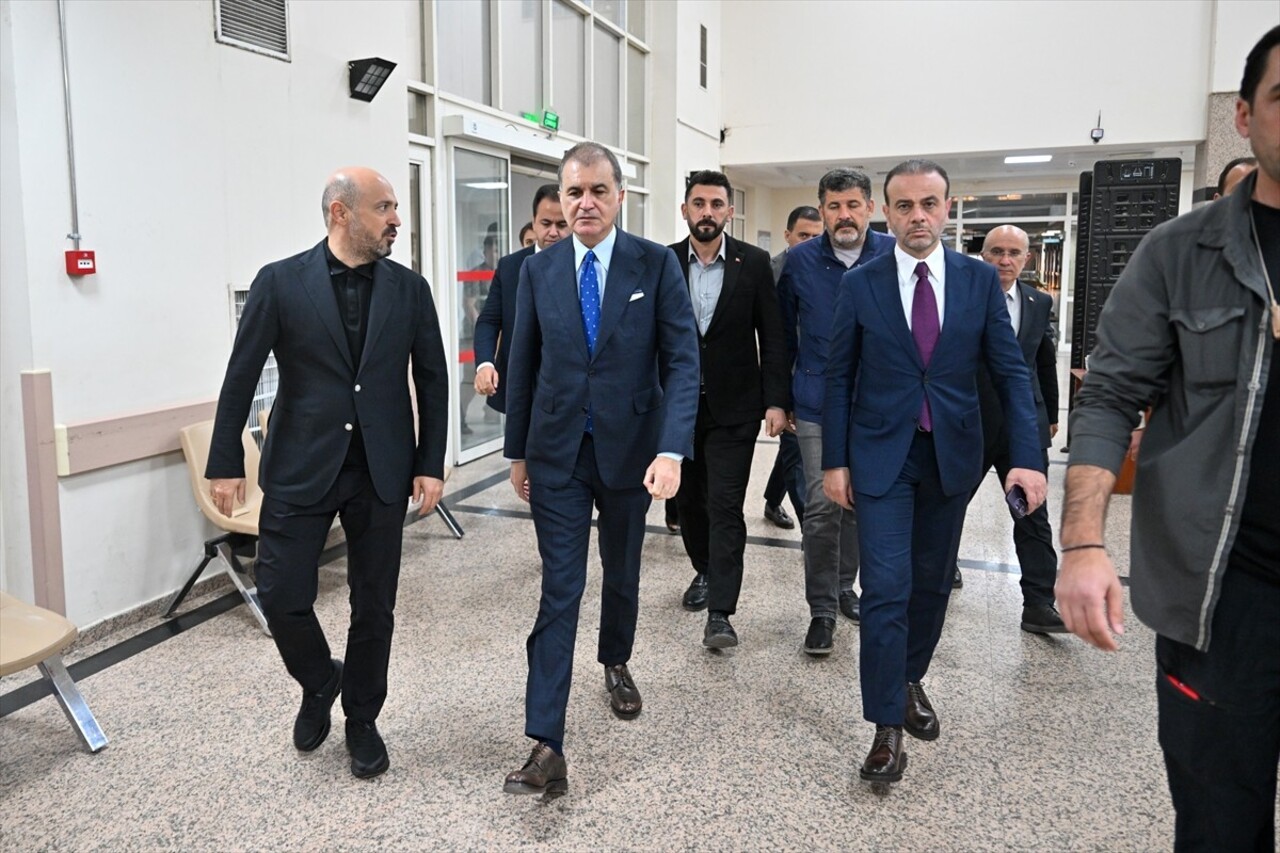 AK Parti Genel Başkan Yardımcısı ve Parti Sözcüsü Ömer Çelik, Adana'da trafikte çıkan kavgada...