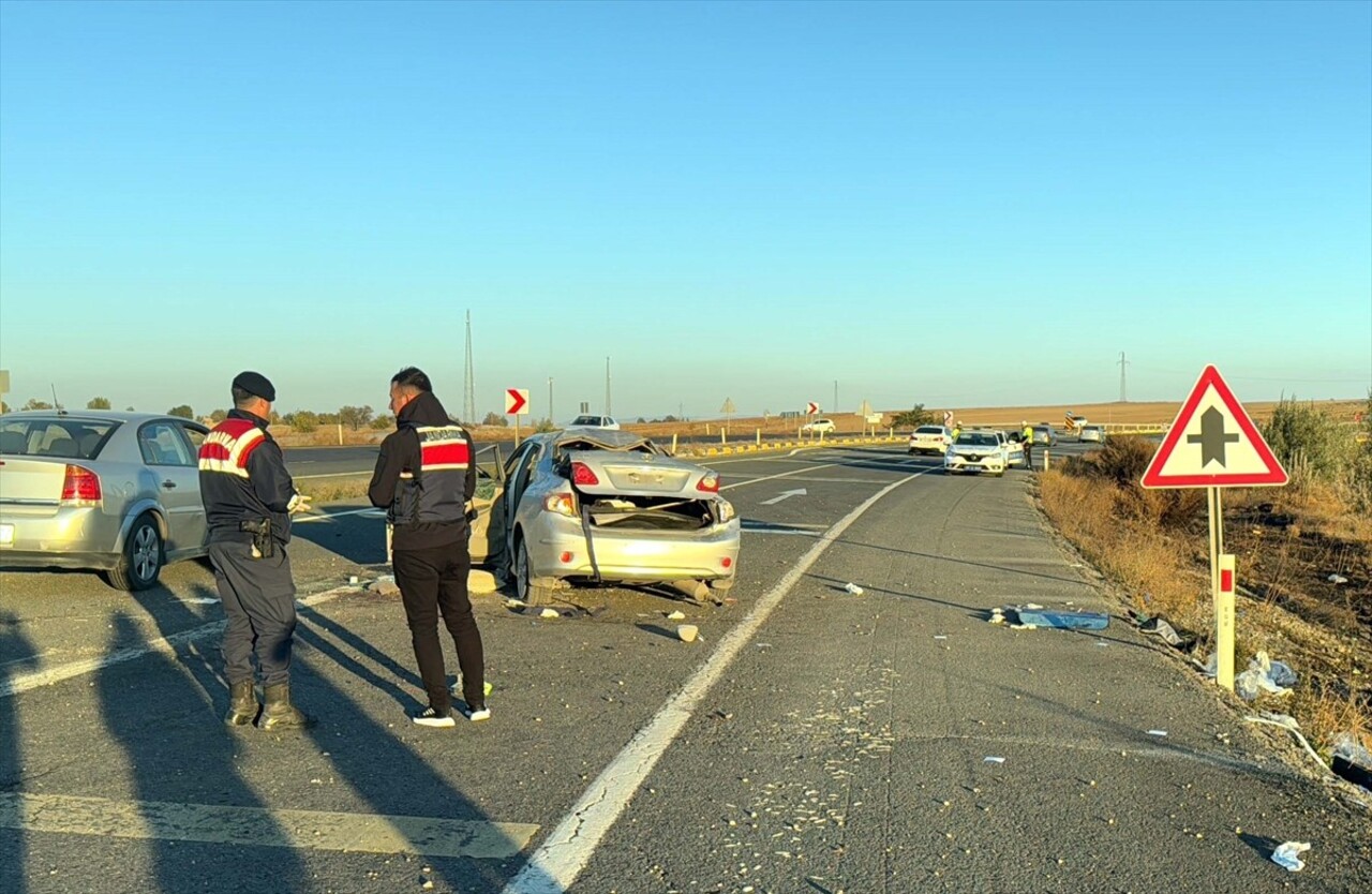 Kırıkkale'nin Delice ilçesinde devrilen otomobildeki anne ve oğlu yaşamını yitirdi, 1'i ağır 3...