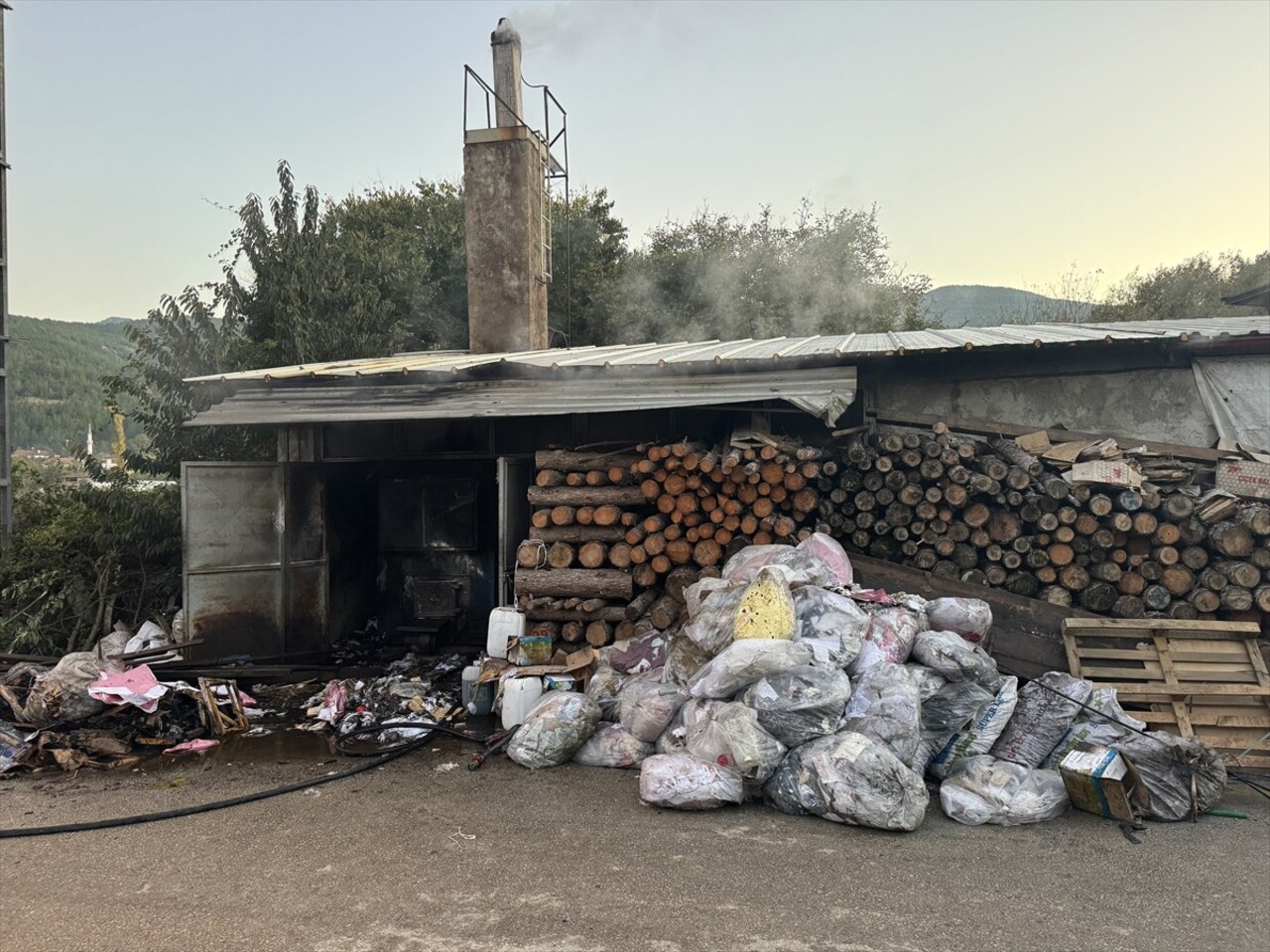 Karabük'ün Safranbolu ilçesinde bir restoranın kazan dairesinde çıkan yangın söndürüldü.