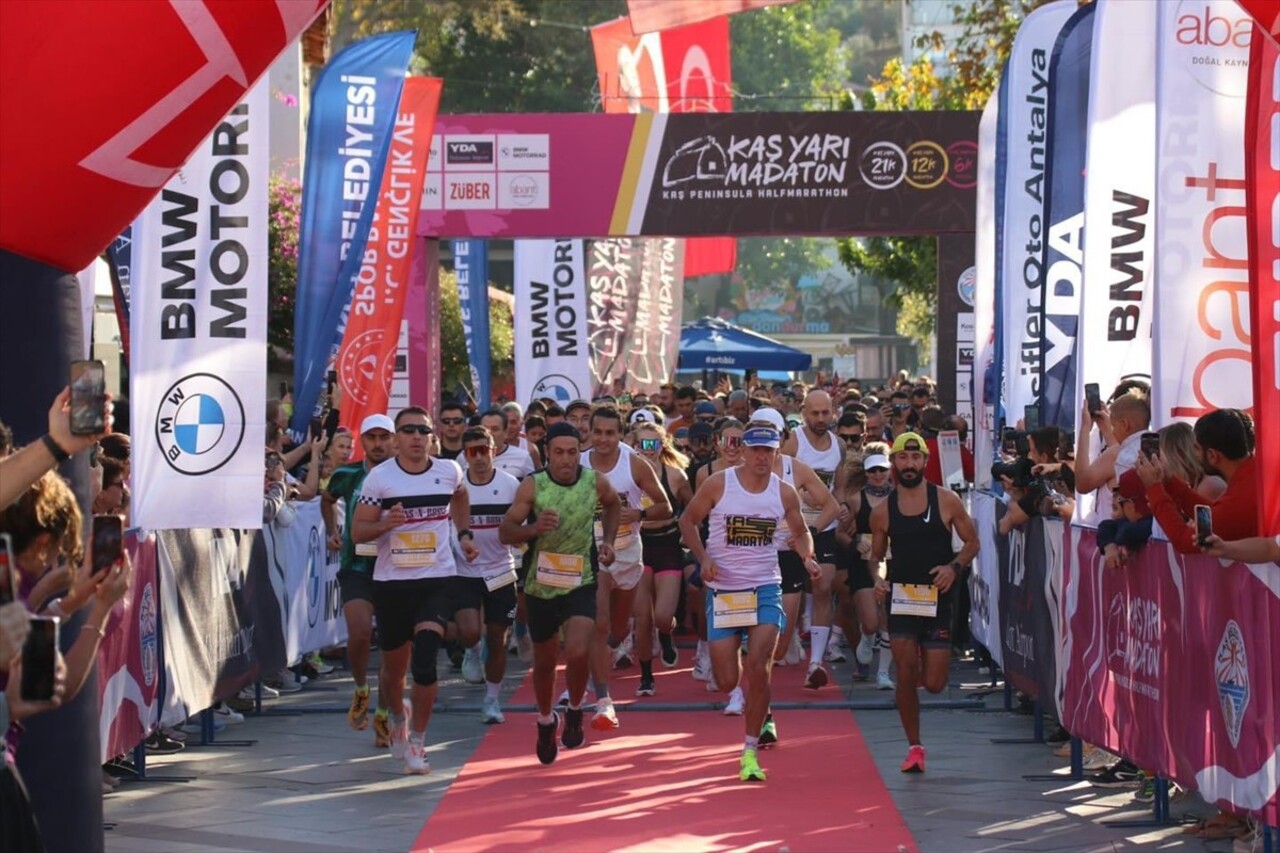 
Antalya'nın Kaş ilçesinde bu yıl 6'ncısı düzenlenen "Kaş Yarımadaton" yarışları...