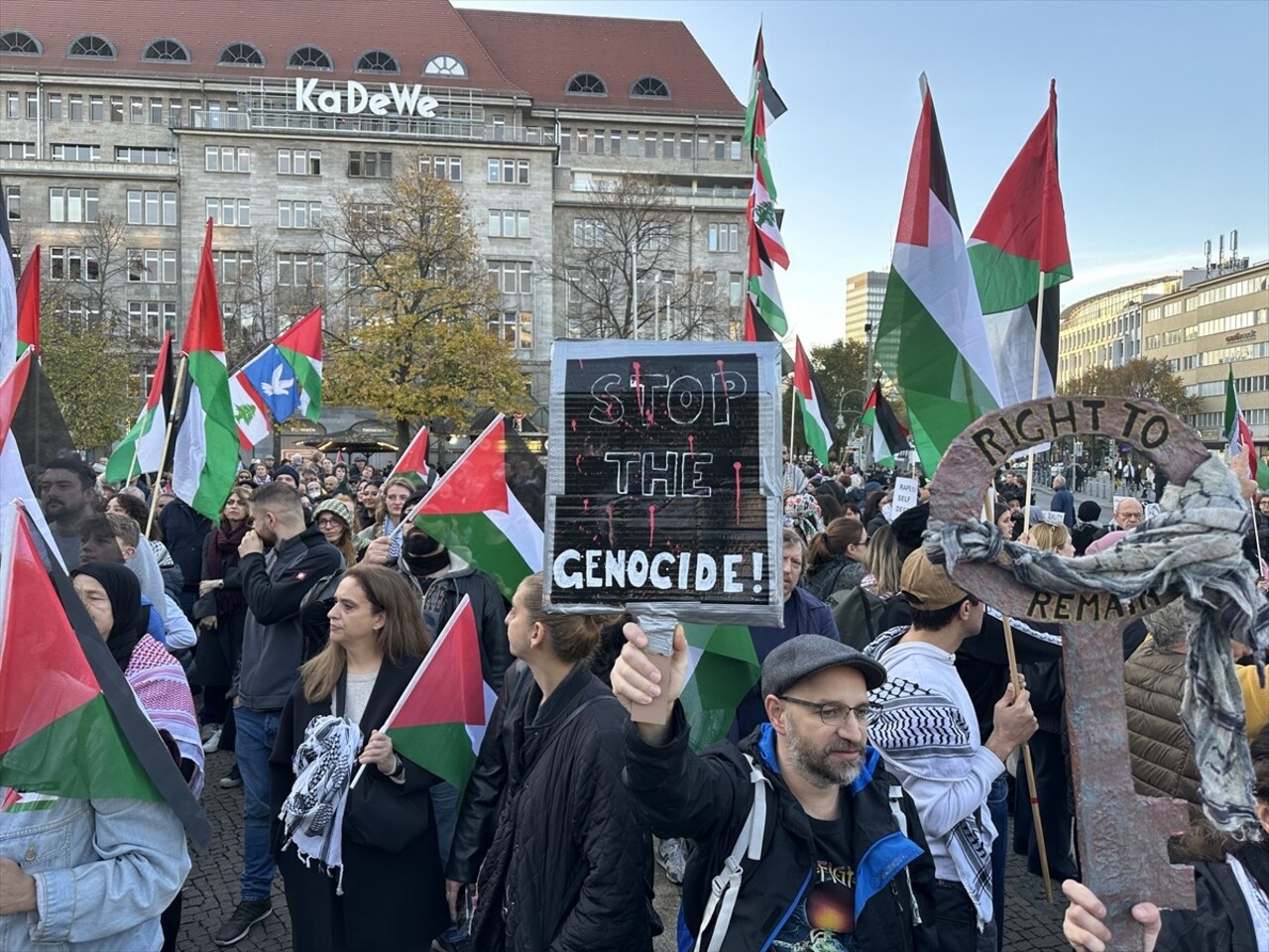 Almanya'nın başkenti Berlin'de Wittenbergplatz metro istasyonun yanındaki meydanda "Gazze'deki...