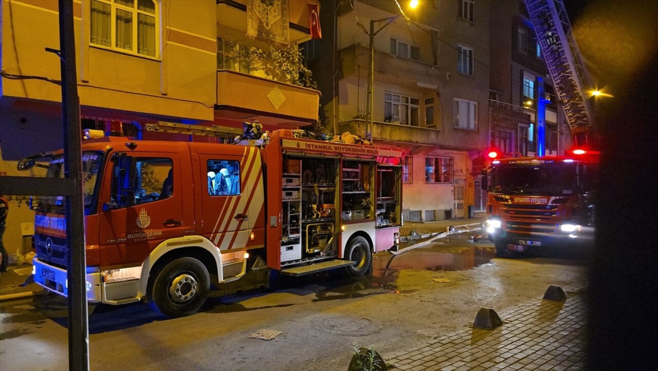 Küçükçekmece'de bir binanın çatı katında çıkan yangın itfaiye ekiplerince söndürüldü.