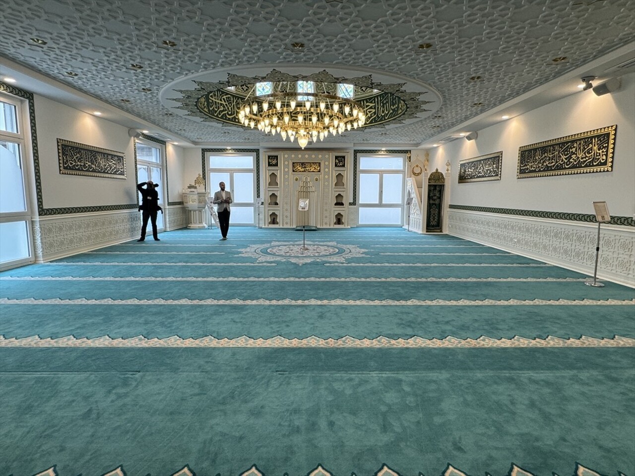 İsviçre'nin başkenti Bern'de hizmet veren Darul Erkam Cami'nin yeni binasının açılışı törenle...