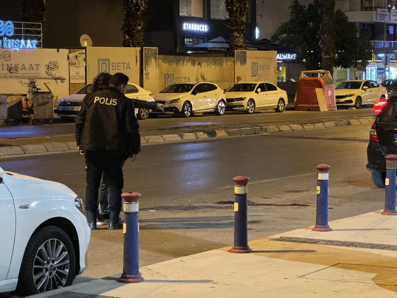 İzmir'in Karşıyaka ilçesinde çıkan kavgada bıçakla yaralanan kişi hastaneye kaldırıldı. İhbar...