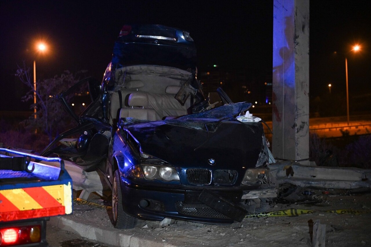 Başkentte otomobilin yol kenarındaki direğe çarpması sonucu 4 kişi hayatını kaybetti, 1 kişi...