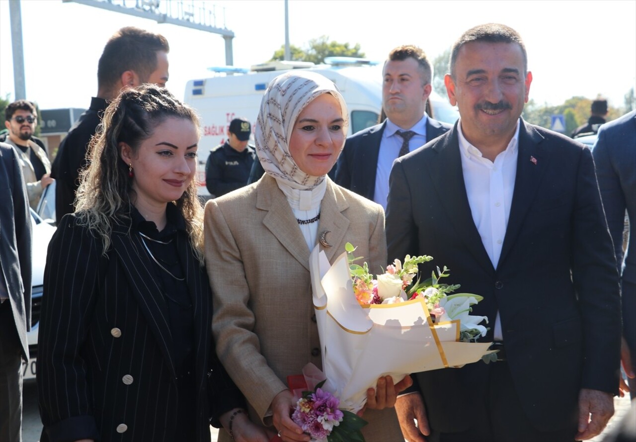 Aile ve Sosyal Hizmetler Bakanı Mahinur Özdemir Göktaş (ortada), Zonguldak'ın Çaycuma ilçesindeki...