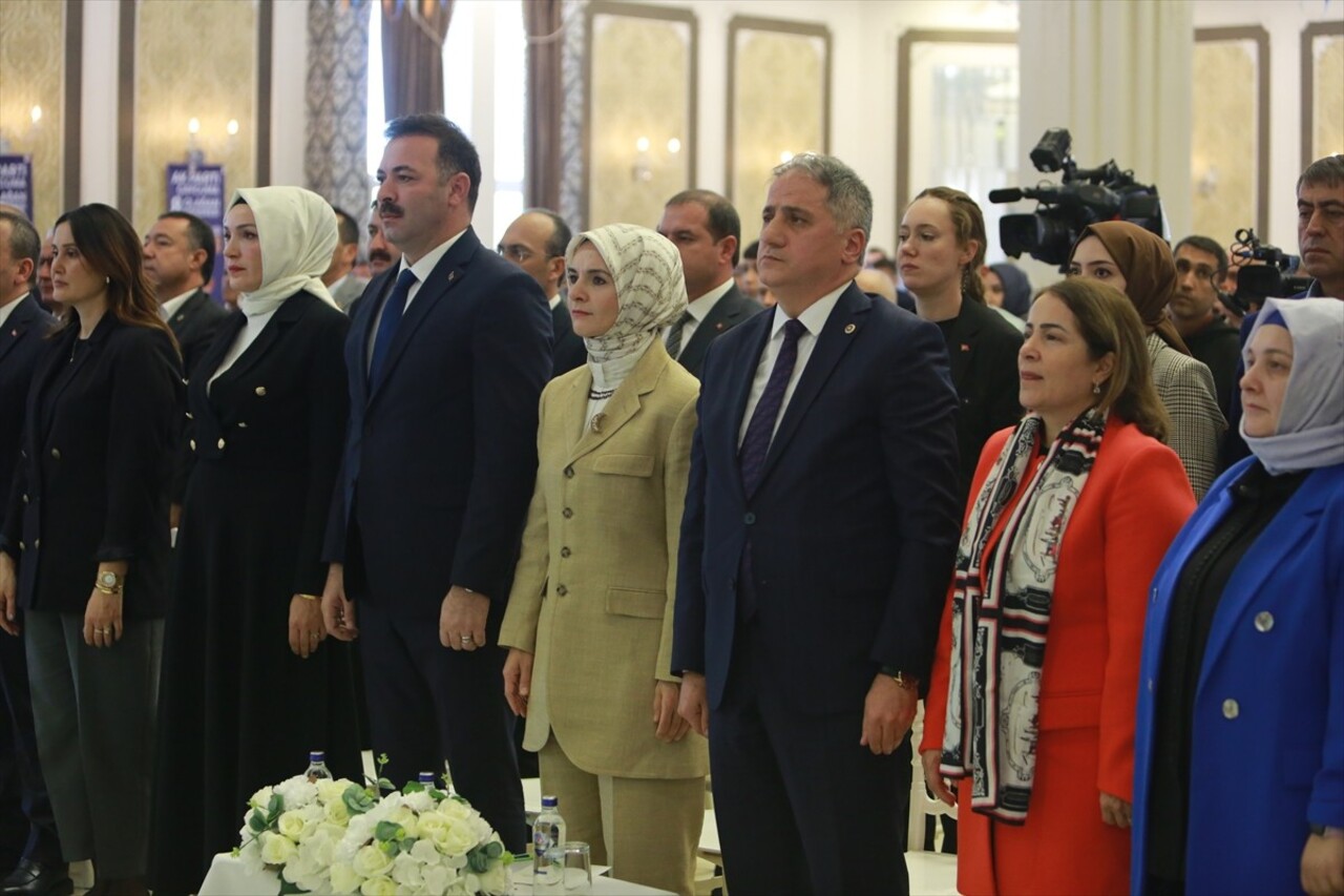 Aile ve Sosyal Hizmetler Bakanı Mahinur Özdemir Göktaş (ortada), Zonguldak'ın Çaycuma ilçesindeki...