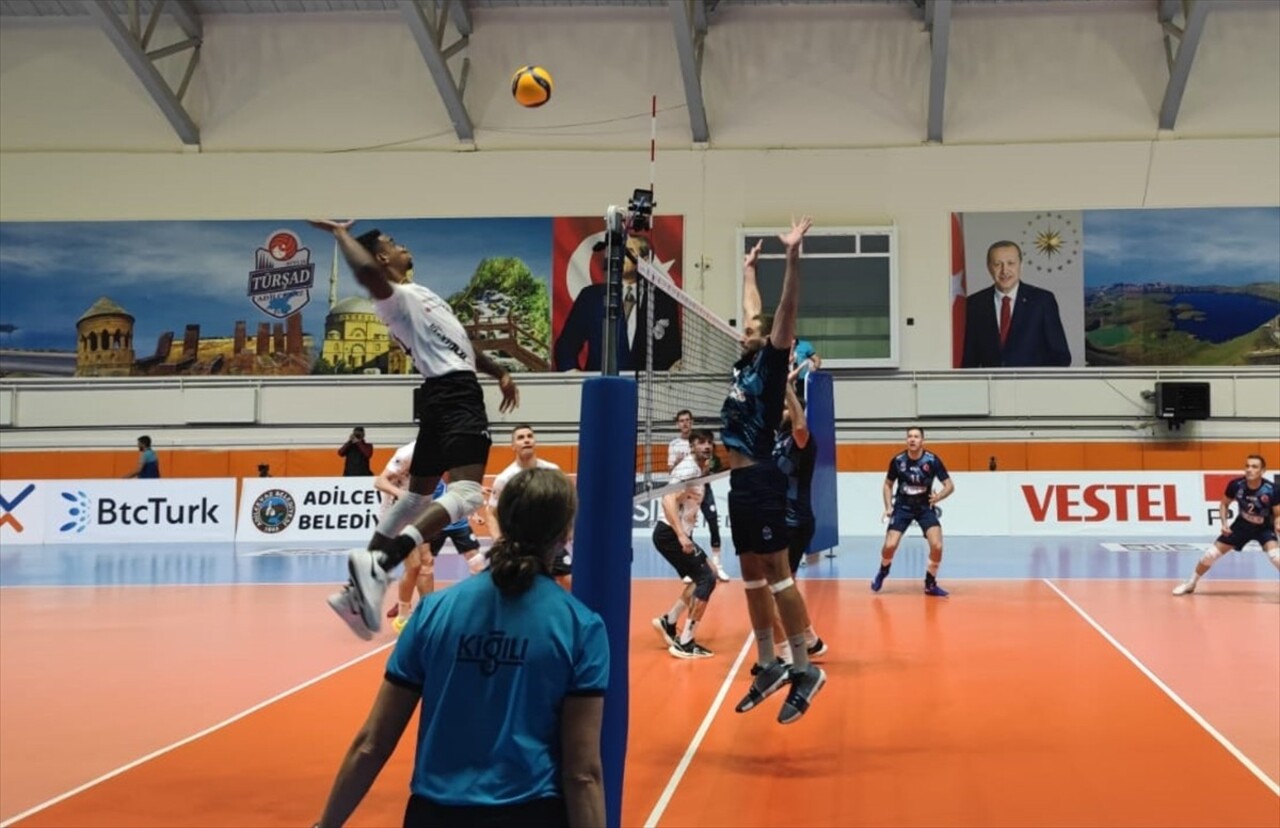 Voleybol SMS Grup Efeler Ligi'nin 4. haftasında TÜRŞAD, Altekma'yı 3-2 yendi.