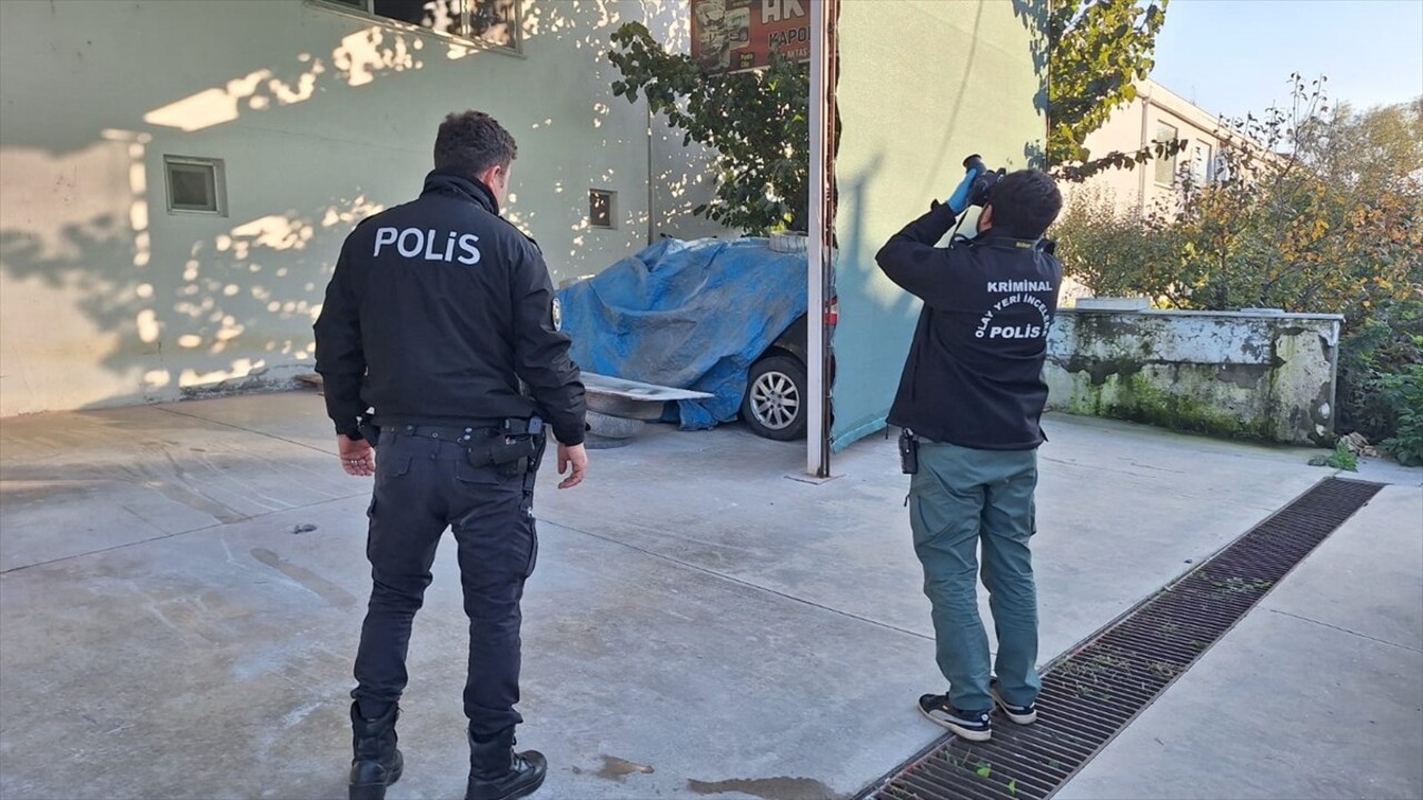 Samsun'un Bafra ilçesinde, iş yerinin çatısına yorgun mermi düştü. İhbar üzerine olay yerine polis...