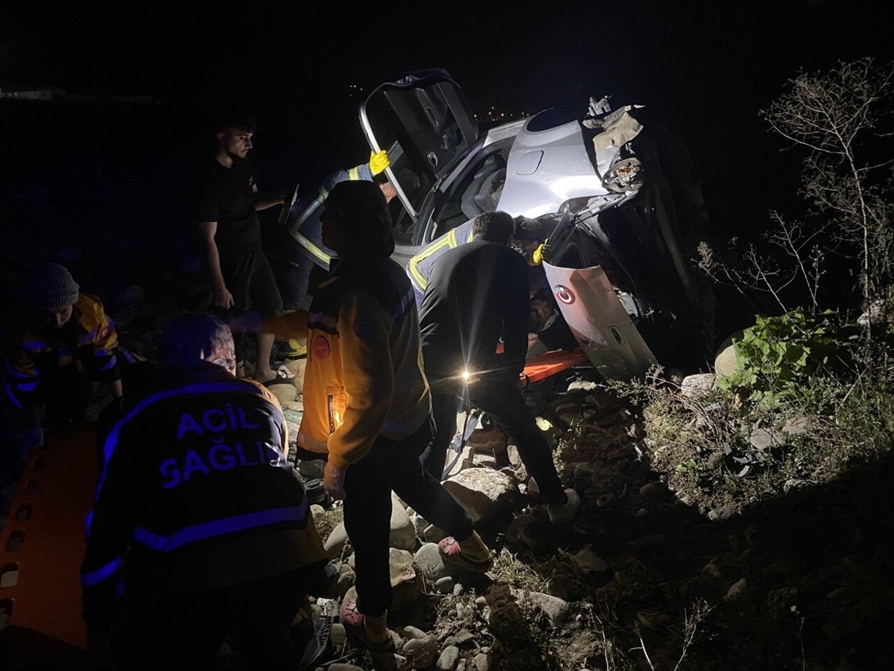 Sinop'un Ayancık ilçesinde çay yatağına yuvarlanan otomobildeki 2 kişi yaralandı. Olay yerine...