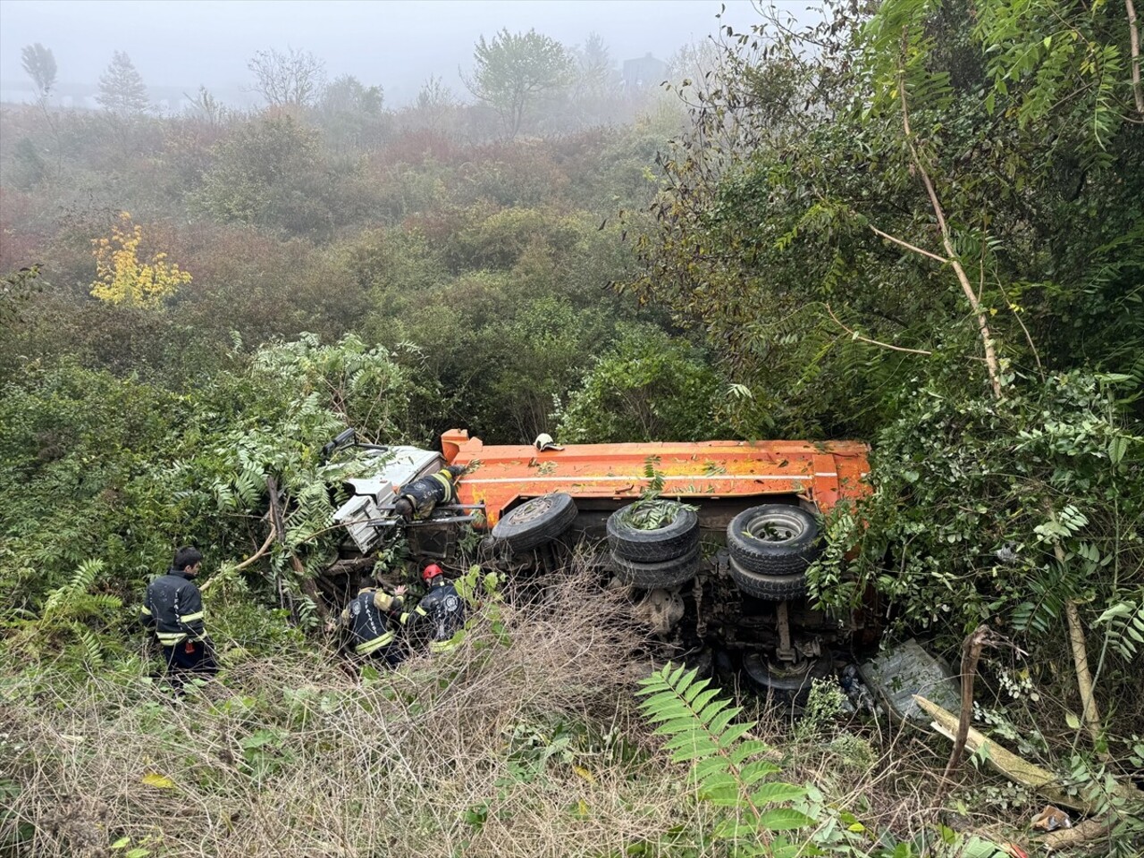 Kocaeli'nin İzmit ilçesinde kamyonun devrilmesi sonucu yaralanan sürücü hastaneye kaldırıldı. Kaza...