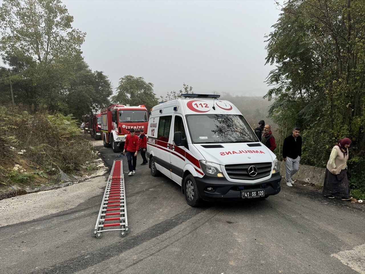 Kocaeli'nin İzmit ilçesinde kamyonun devrilmesi sonucu yaralanan sürücü hastaneye kaldırıldı. Kaza...