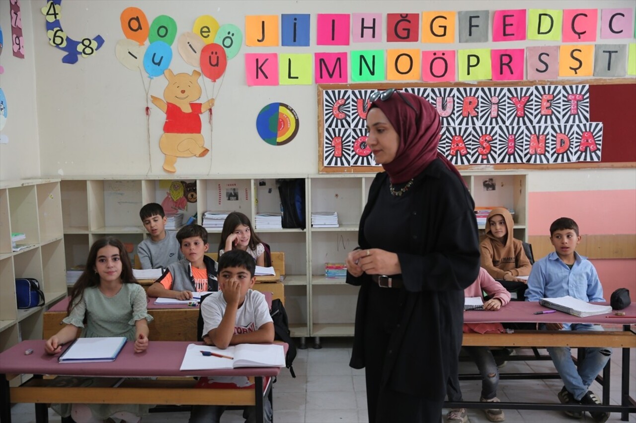 Bitlis'in Hizan ilçesinde sınıf öğretmenliği yapan Eda Nur Kaplan, canlandırmalarıyla hem dersleri...