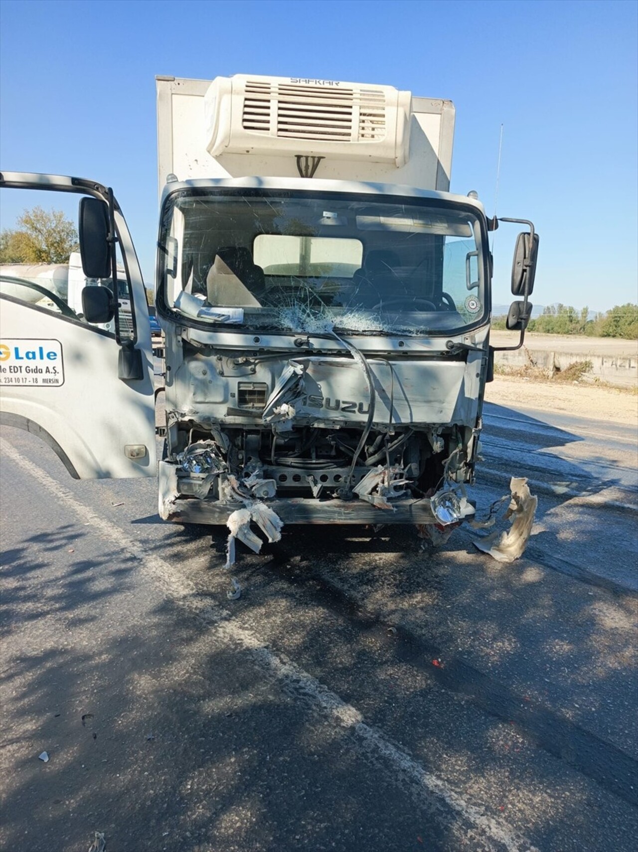 Osmaniye'nin Kadirli ilçesinde kamyonet ile otomobilin çarpışması sonucu yaralanan 5 kişi...