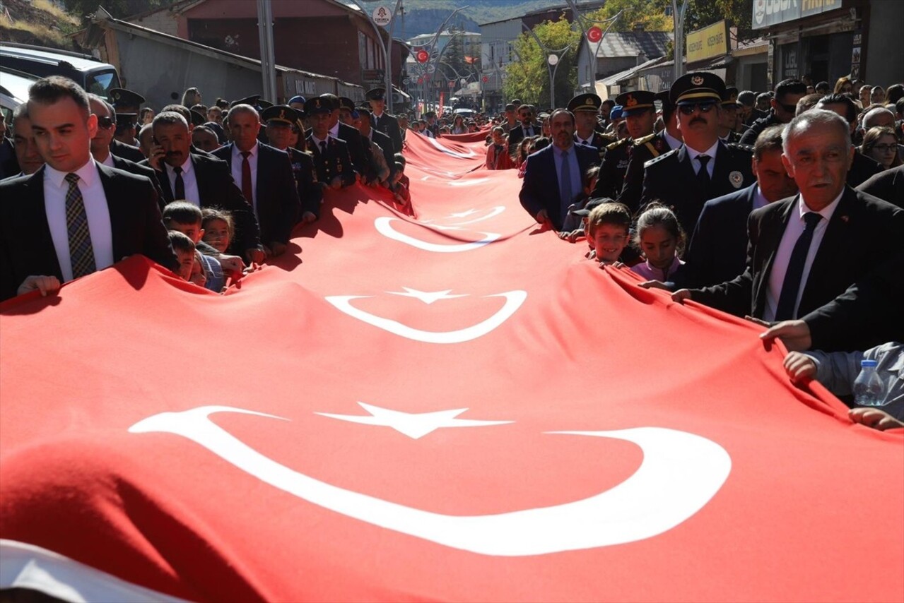 Hakkari'nin Çukurca ilçesinde 29 Ekim Cumhuriyet Bayramı dolayısıyla "Bayrak Yürüyüşü"...