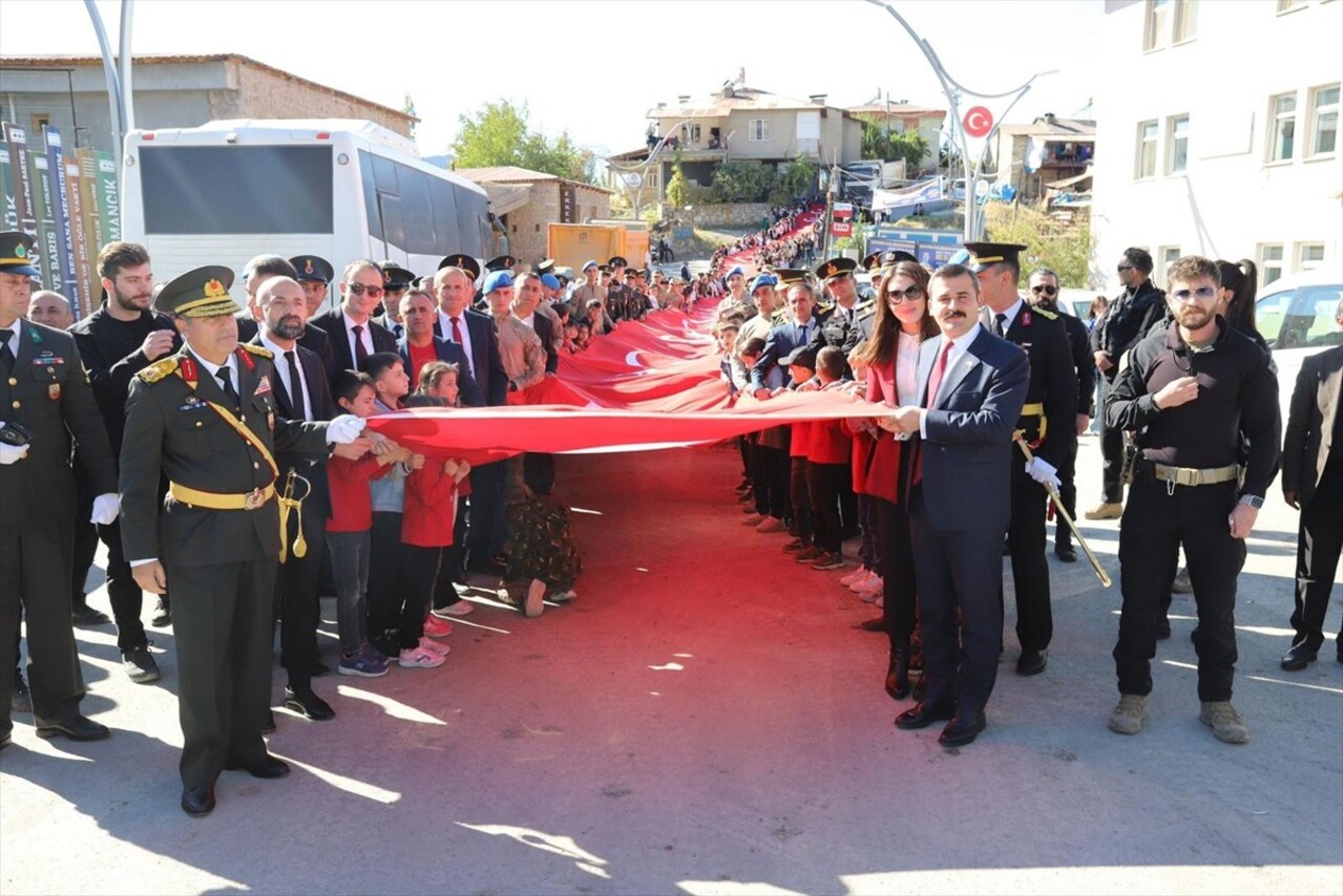 Hakkari'nin Çukurca ilçesinde 29 Ekim Cumhuriyet Bayramı dolayısıyla "Bayrak Yürüyüşü"...