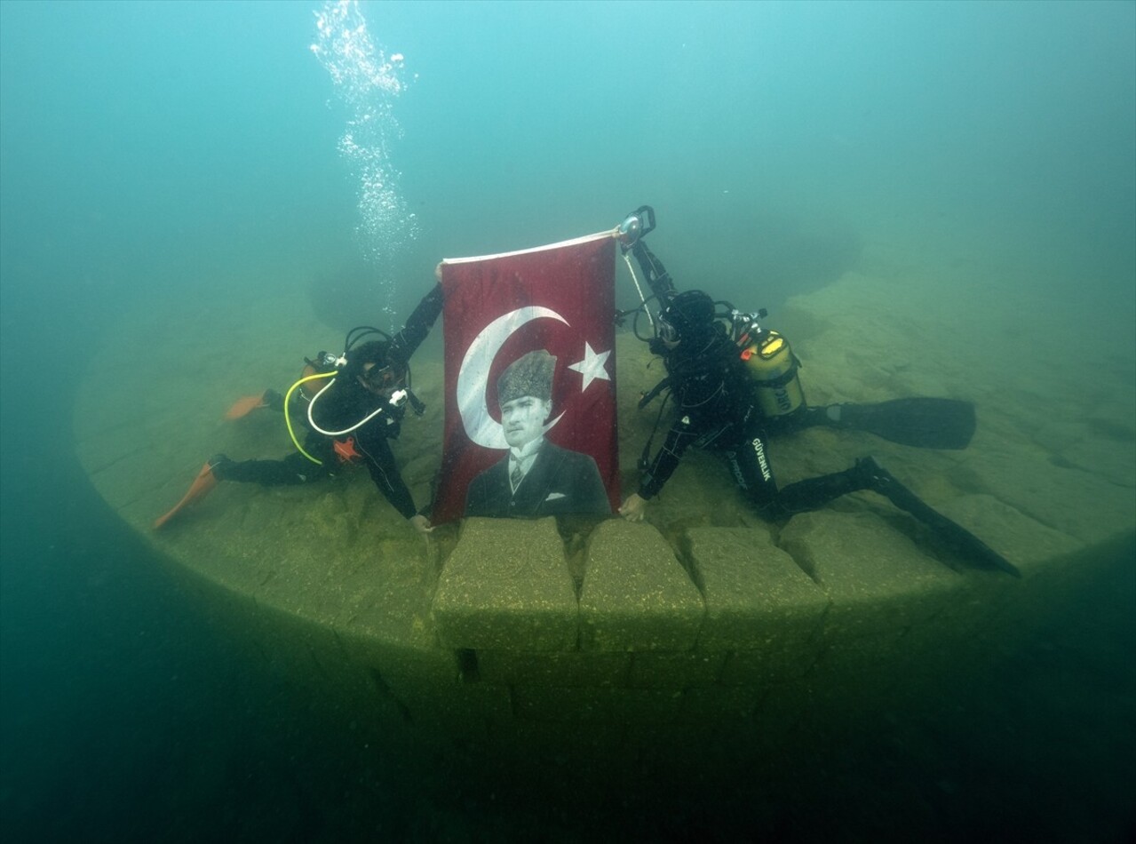 Su altı görüntü yönetmeni ve belgesel yapımcısı Tahsin Ceylan, Sahil Güvenlik Komutanlığı Dalış...