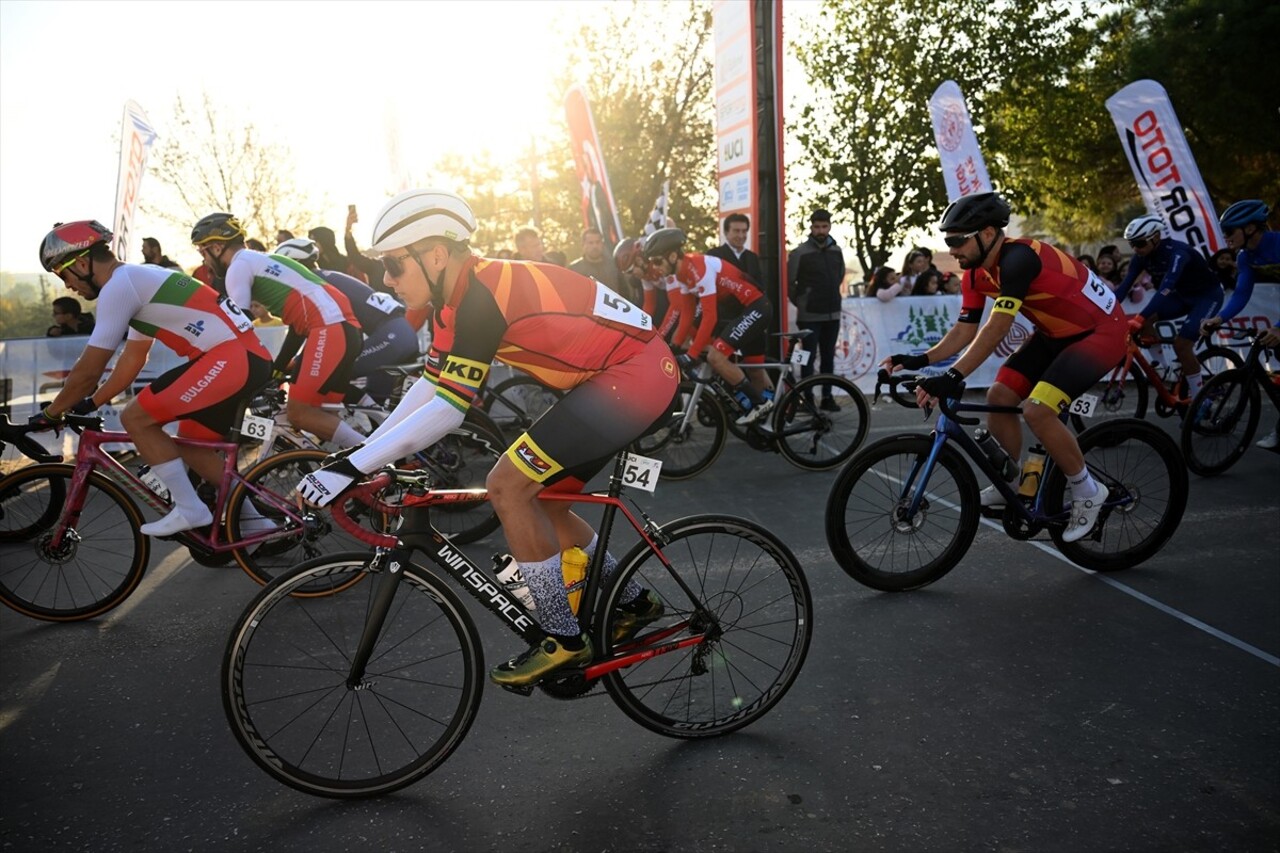 Balkan Yol Bisikleti Şampiyonası'nda 2. gün mücadelesinde pedallara basıldı.