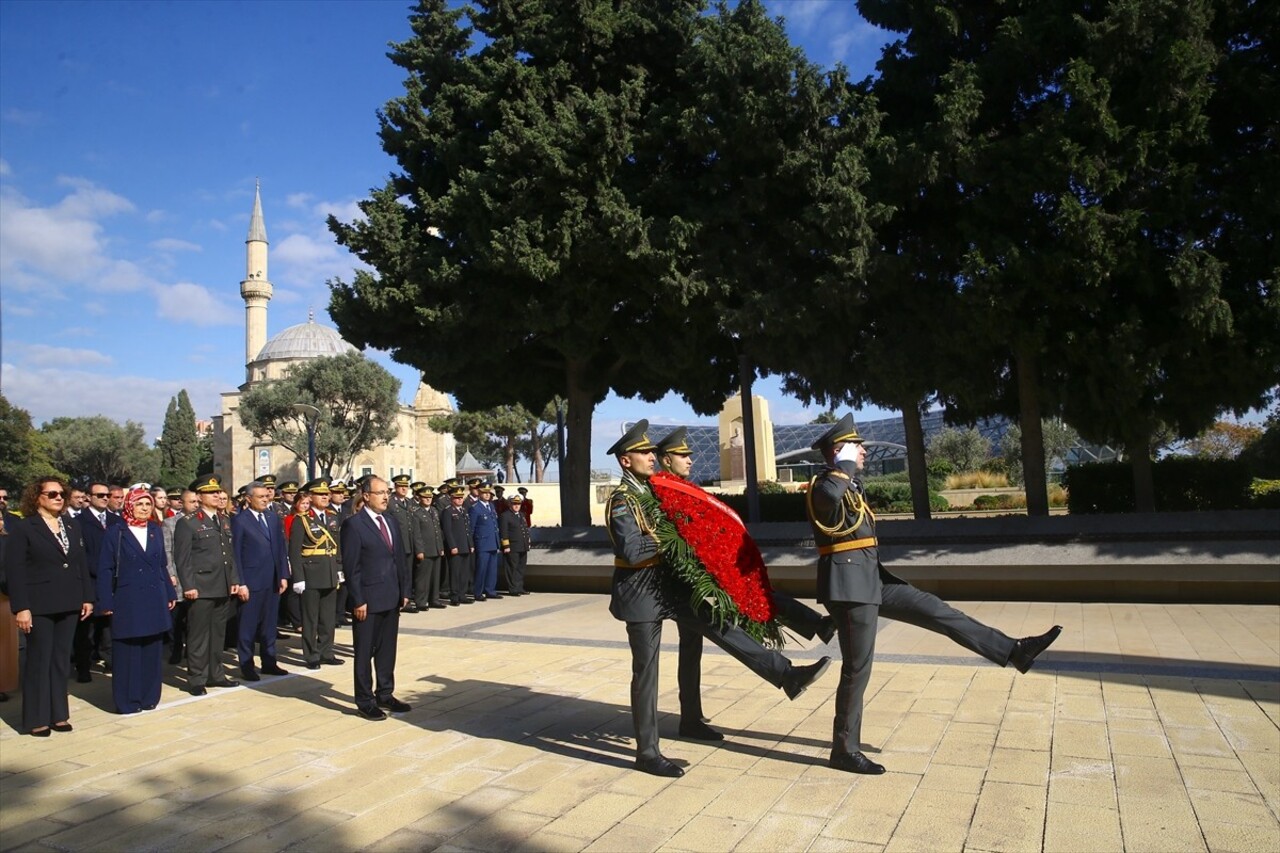 Azerbaycan'ın başkenti Bakü'deki Türk Şehitliği'nde Türkiye Cumhuriyeti'nin kuruluşunun 101. yıl...