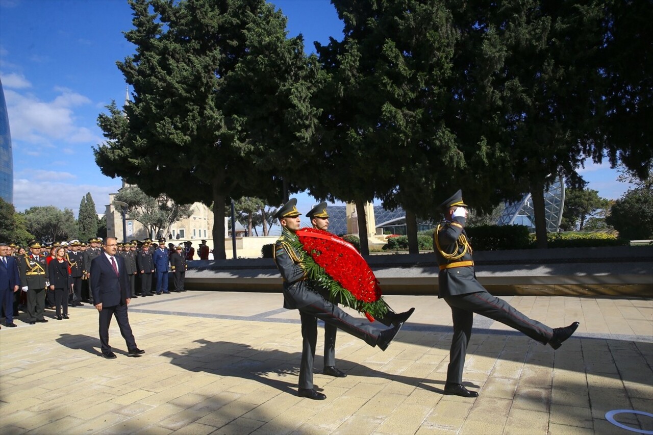 Azerbaycan'ın başkenti Bakü'deki Türk Şehitliği'nde Türkiye Cumhuriyeti'nin kuruluşunun 101. yıl...