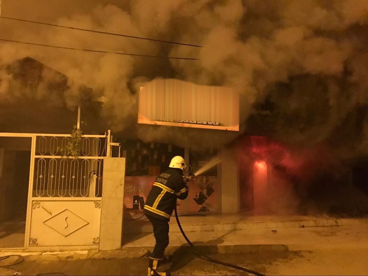 Hatay'ın Reyhanlı ilçesinde, bir iş yerinin kundaklanmasını güvenlik kamerası kaydetti. Olay...