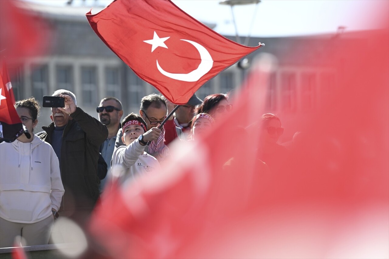 CHP Genel Başkanı Özgür Özel (ortada), 29 Ekim Cumhuriyet Bayramı ve Türkiye Cumhuriyeti'nin...