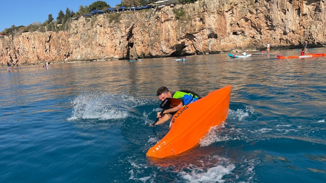 Antalya'da, 29 Ekim Cumhuriyet Bayramı dolayısıyla denizde kutlama yapan dalgıçlar ve sporcular...