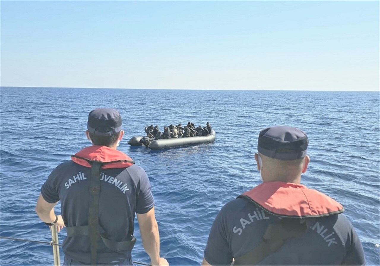 Muğla'nın Fethiye ilçesi açıklarında, yelkenli tekne ve lastik botta aralarında çocukların da...