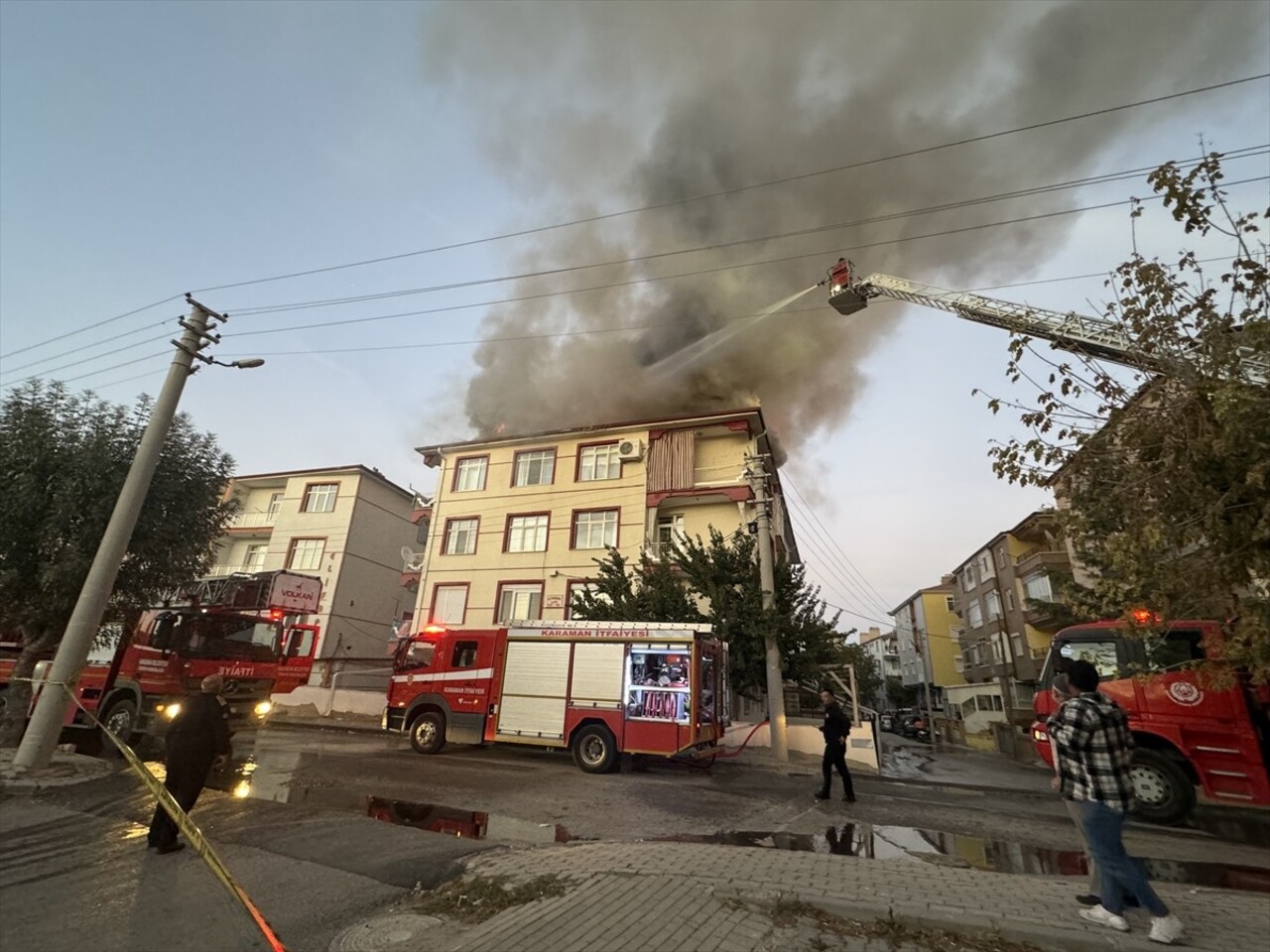 Karaman'da bir binanın çatısında çıkan yangın, itfaiye ekiplerince söndürüldü. Yangın, çatıda...