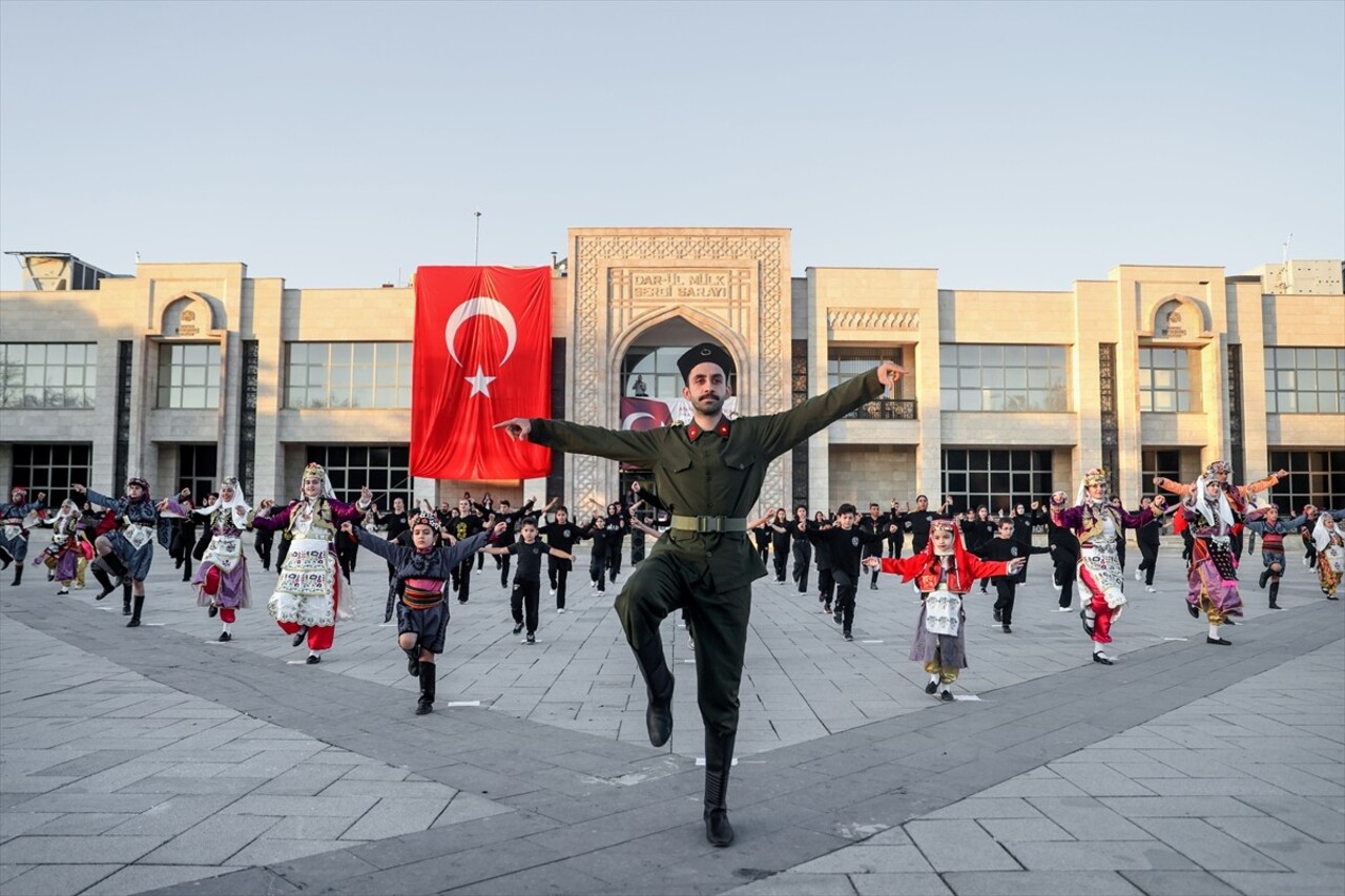 Konya'da, 29 Ekim Cumhuriyet Bayramı ve Cumhuriyet'in 101. yıl dönümü dolayısıyla 101 kişi zeybek...