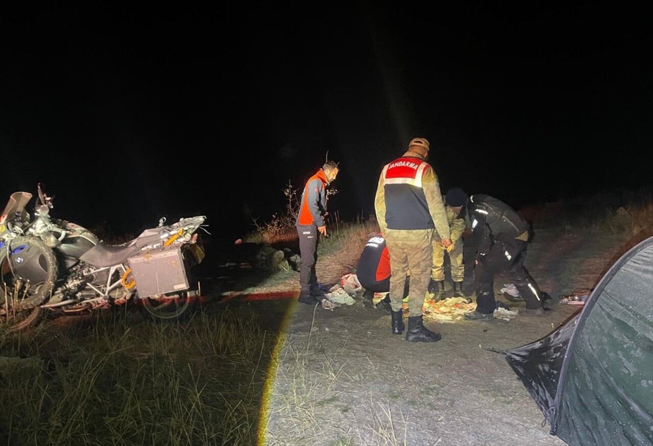 Bitlis'in Tatvan ilçesindeki Nemrut Kalderası'nda gece kamp yaparken ayı saldırısı sonucu mahsur...