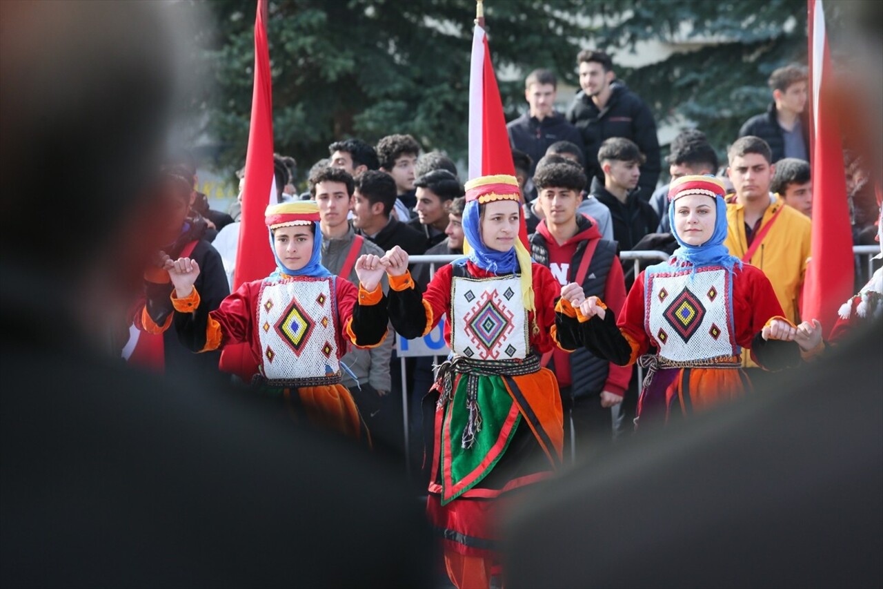 Kars'ın düşman işgalinden kurtuluşunun 104. yıl dönümü törenle kutlandı. Törende, Halk oyunları...