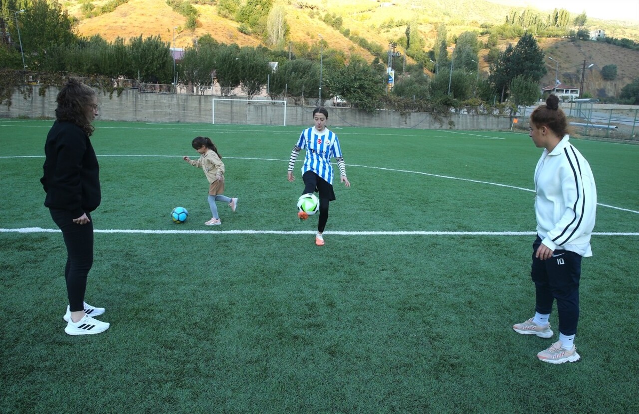 Turkcell Kadın Futbol Süper Ligi ekiplerinden Hakkarigücü, "Güllerimiz Solmasın Projesi" projesi...