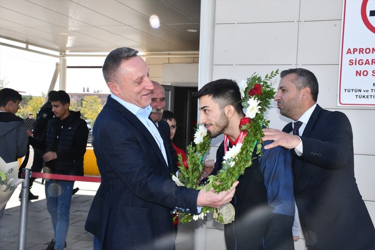 Polonya'da gerçekleştirilen Gençler ve 23 Yaş Altı Avrupa Halter Şampiyonası'nda altın madalya...