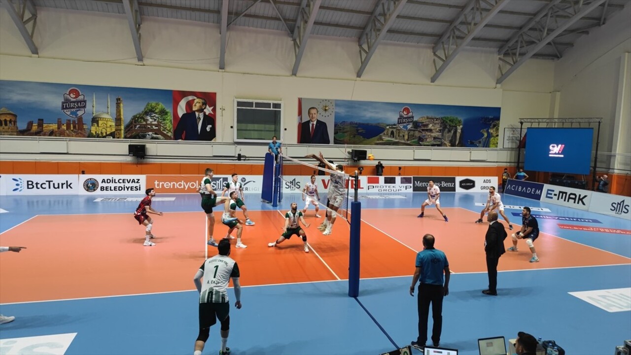 Voleybol SMS Grup Efeler Ligi'nin 5. haftasında TÜRŞAD, Akkuş Belediyespor'u 3-0 yendi.