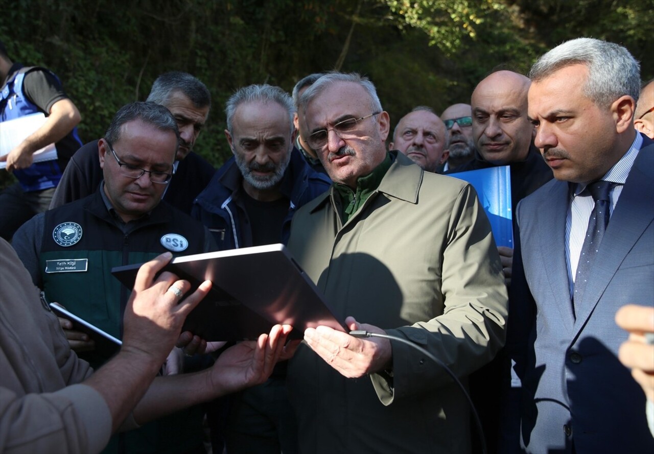 İçişleri Bakan Yardımcısı Münir Karaloğlu (sağ 2), 21 Ekim'de heyelan meydana gelen Rize'nin...