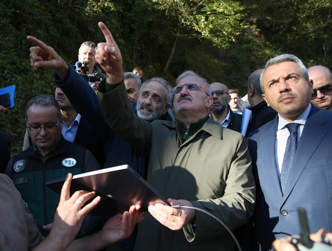 İçişleri Bakan Yardımcısı Münir Karaloğlu (sağ 2), 21 Ekim'de heyelan meydana gelen Rize'nin...