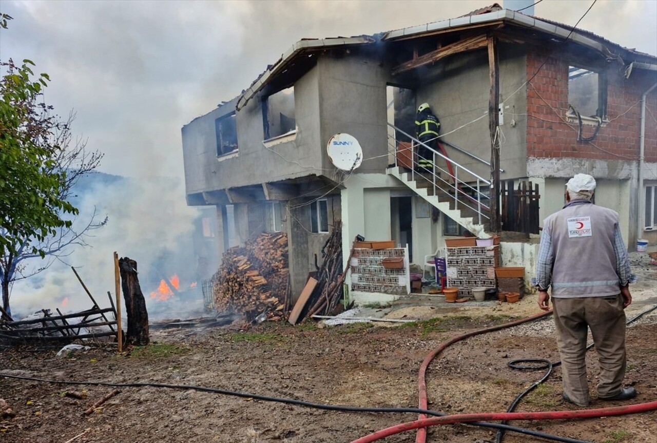 Bursa'nın Orhaneli ilçesinde çıkan yangında 2 ev ile 1 samanlık zarar gördü.