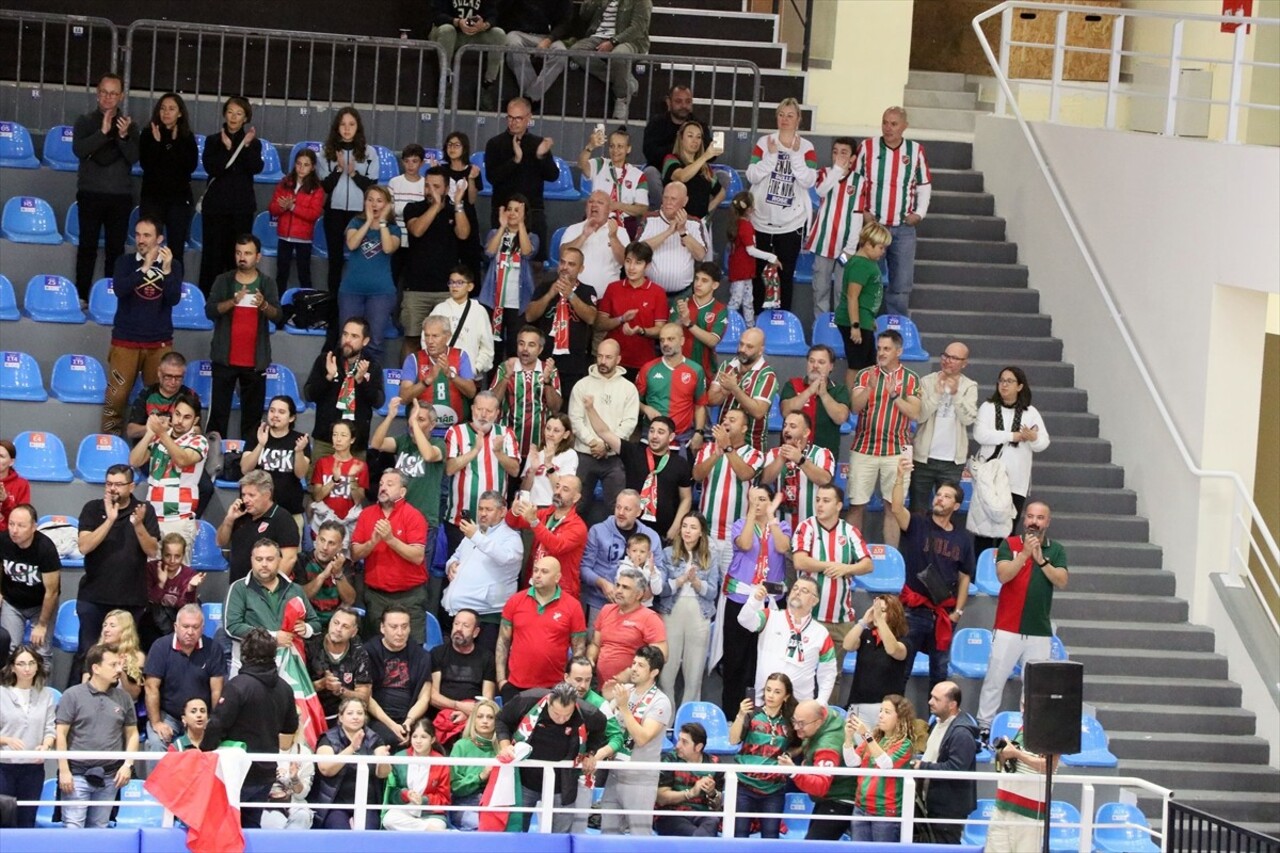 Basketbol Şampiyonlar Ligi C Grubu üçüncü maçında Karşıyaka, Yunanistan'ın Rodos Adası'ndaki...