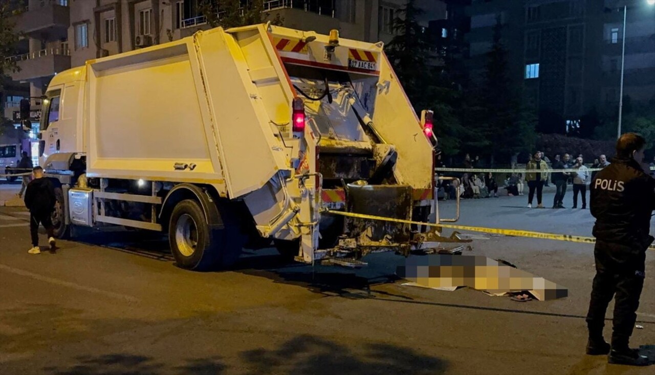 Diyarbakır'ın Bağlar ilçesinde çöp kamyonunun çarpması sonucu kadın hayatını kaybetti, çocuğu ise...