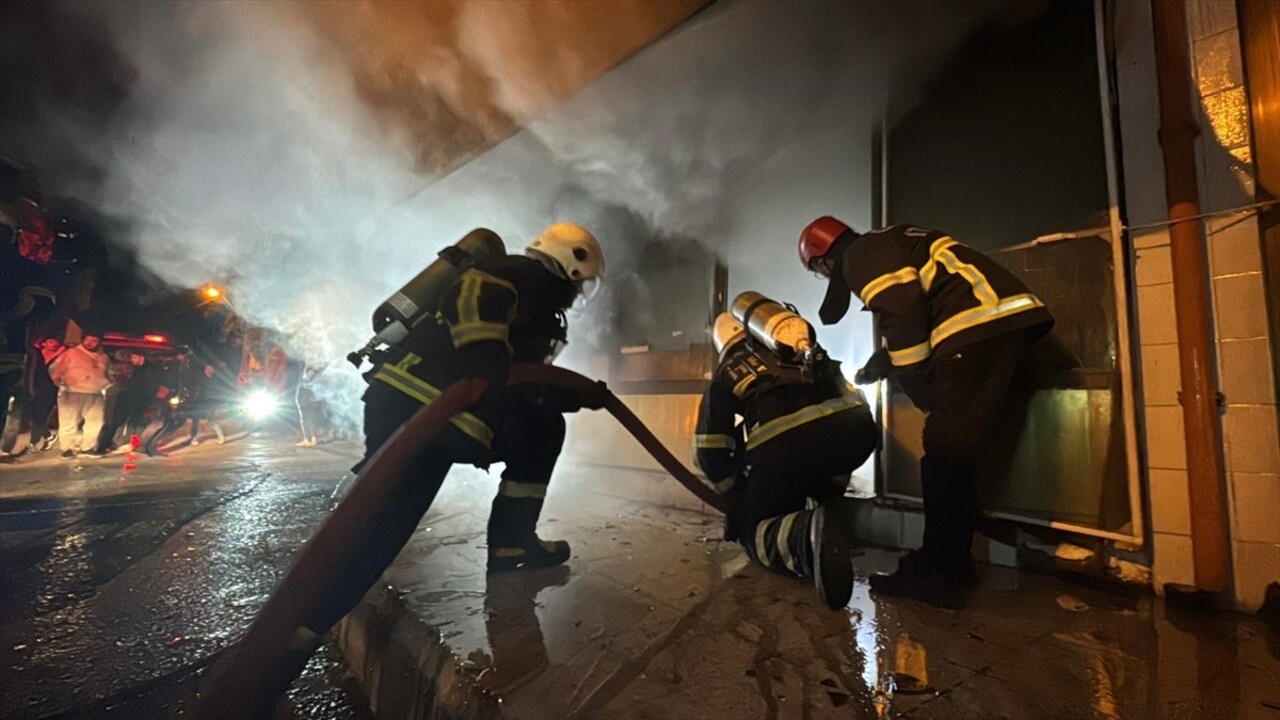 Çorum'da ekmek fırınında çıkan yangın maddi hasara neden oldu. İhbar üzerine bölgeye polis...