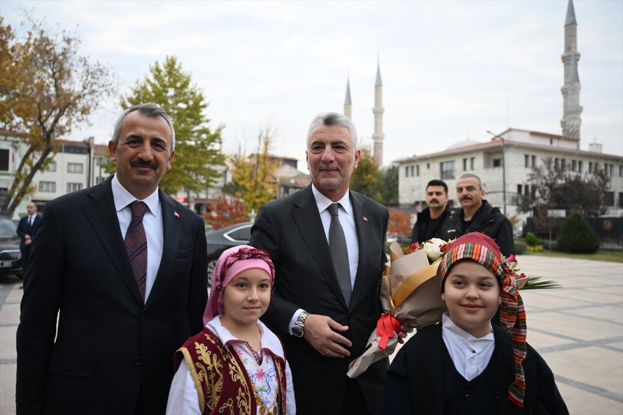 Ticaret Bakanı Ömer Bolat, Edirne Valiliğini ziyaret etti. Balkan İş ve Yatırım Forumu'na katılmak...