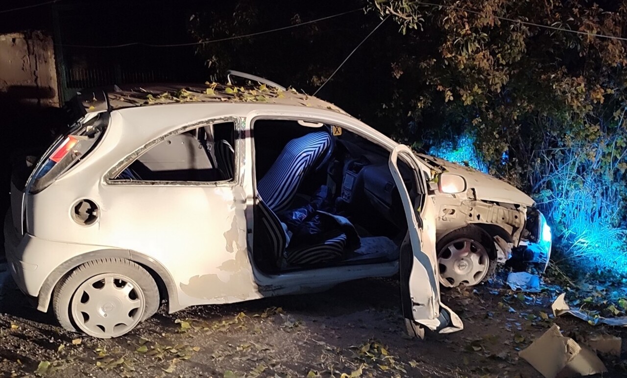 Kahramanmaraş'ın Elbistan ilçesinde otomobilin aydınlatma direğine çarpması sonucu 1 kişi öldü, 4...